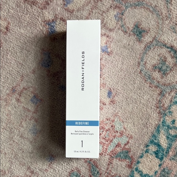 Rodan + Fields REDEFINE Daily Clay Cleanser - White with Blue Accent - Picture 1 of 1